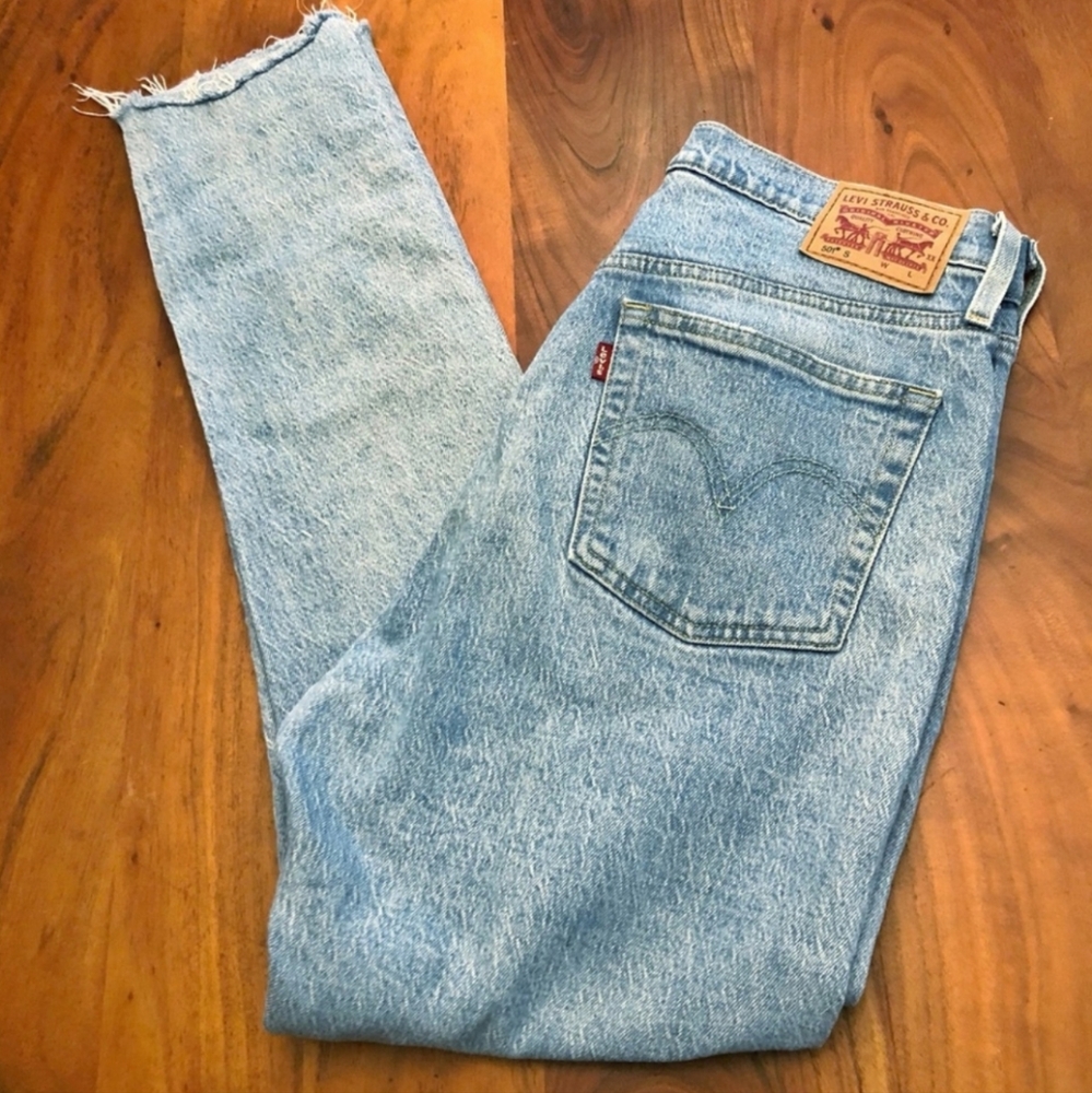 Levi’s 501 S Skinny Fit High Rise Light Washed Denim Jeans. Waist 30 Inches.